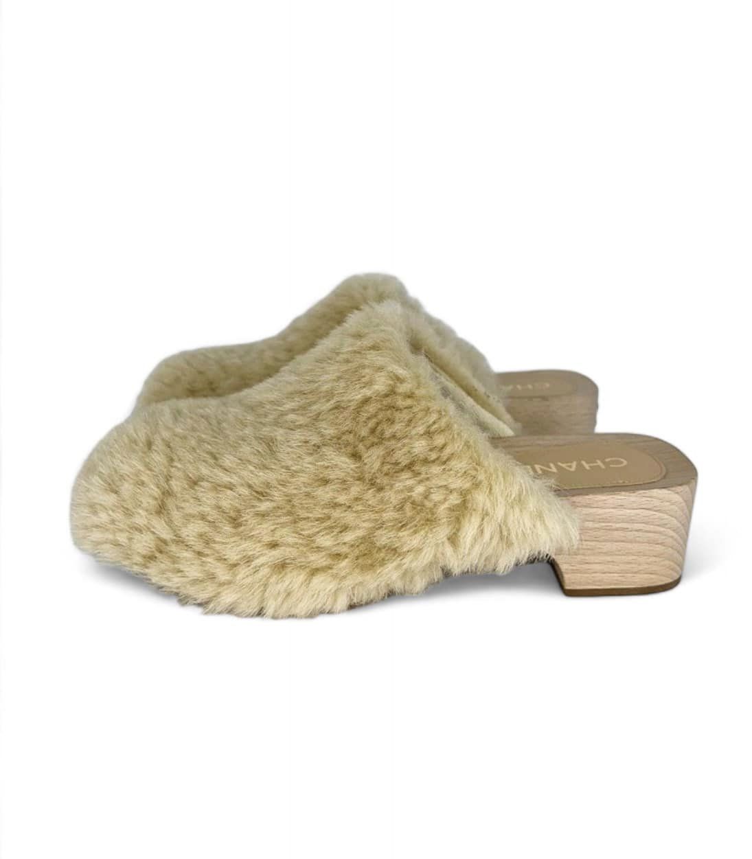 CHANEL 2022 Beige SHEARLING LAMBSKIN CC Logo Fuzzy Low Heel Clogs Size EU38