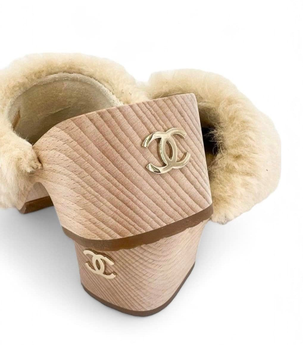 CHANEL 2022 Beige SHEARLING LAMBSKIN CC Logo Fuzzy Low Heel Clogs Size EU38