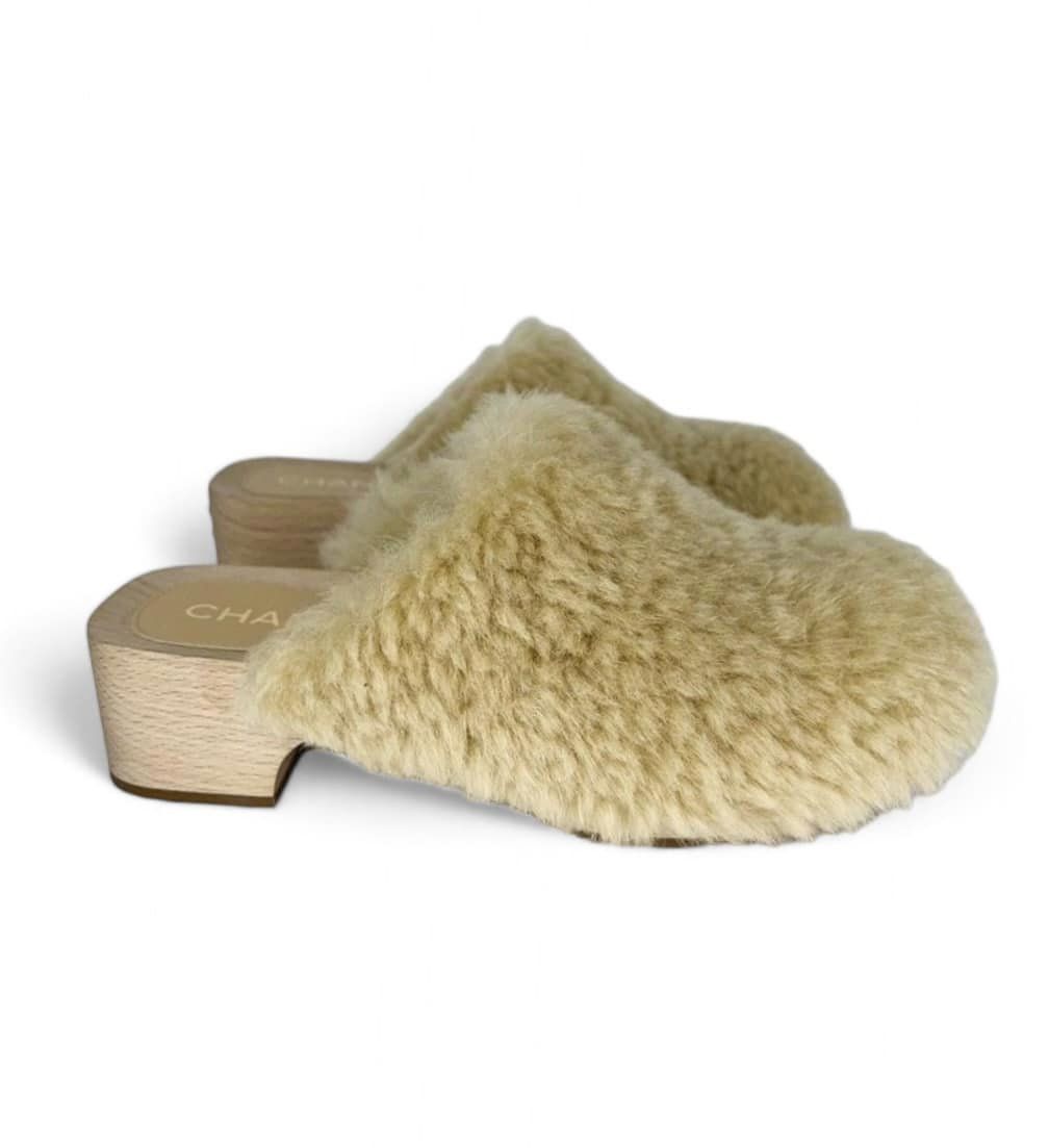 CHANEL 2022 Beige SHEARLING LAMBSKIN CC Logo Fuzzy Low Heel Clogs Size EU38