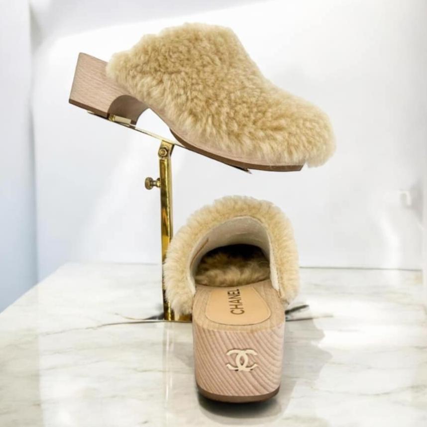 CHANEL 2022 Beige SHEARLING LAMBSKIN CC Logo Fuzzy Low Heel Clogs Size EU38