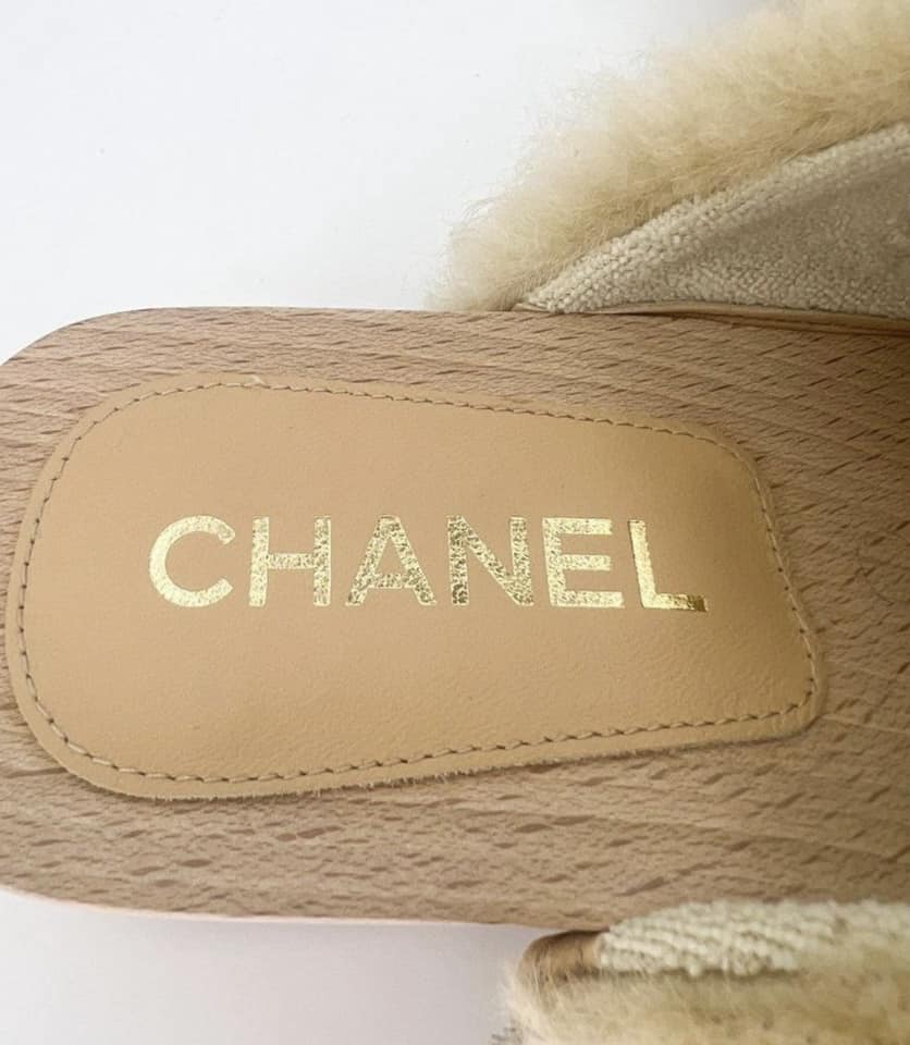 CHANEL 2022 Beige SHEARLING LAMBSKIN CC Logo Fuzzy Low Heel Clogs Size EU38