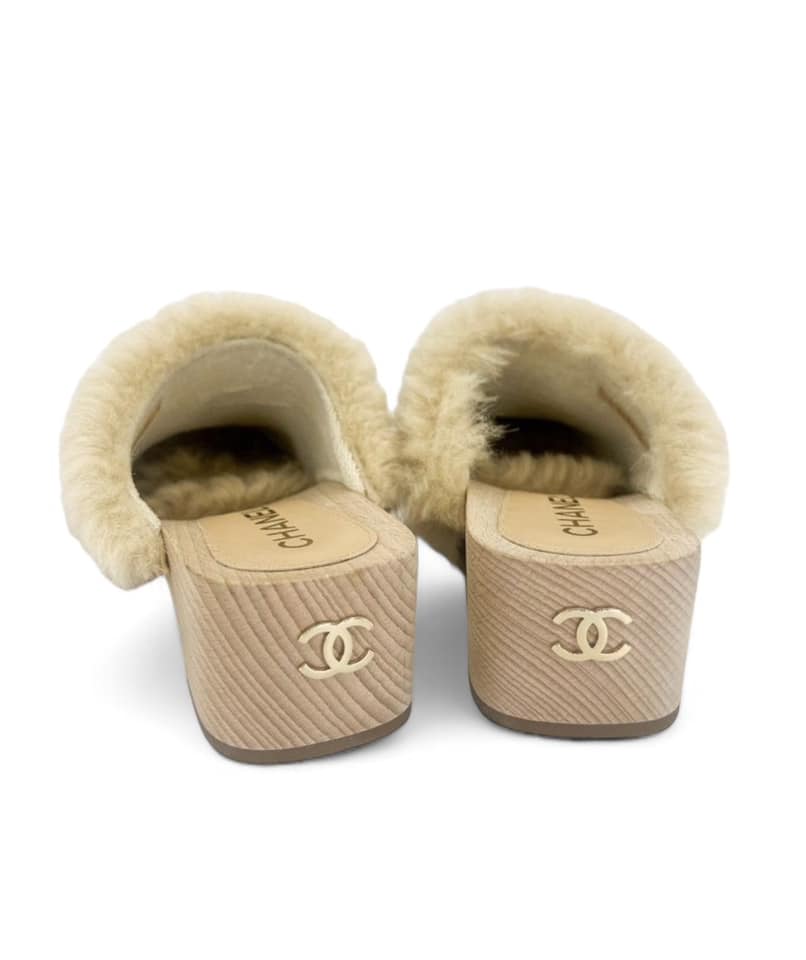 CHANEL 2022 Beige SHEARLING LAMBSKIN CC Logo Fuzzy Low Heel Clogs Size EU38