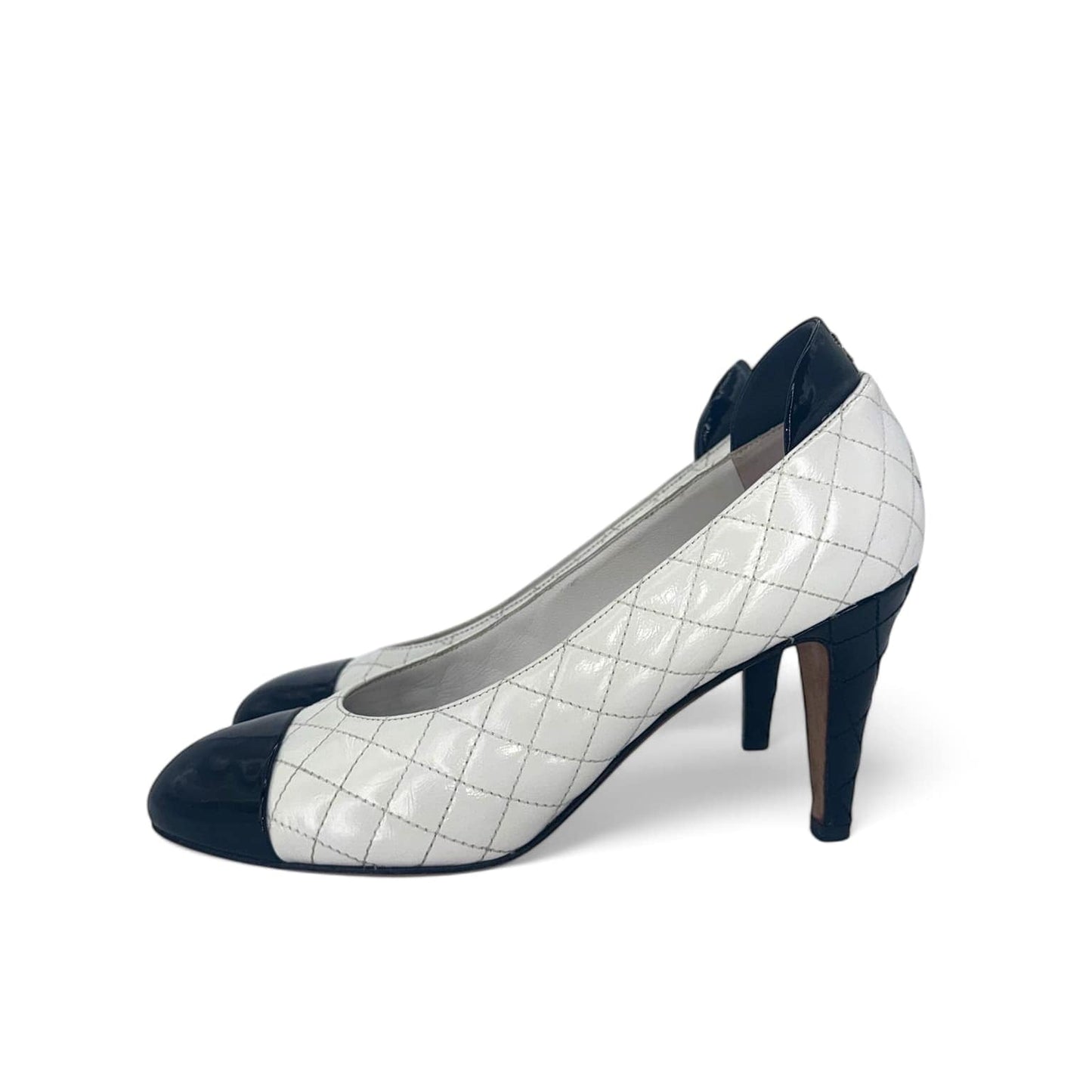CHANEL White CC Logo Quilted Cap Toe Pumps EU37.5