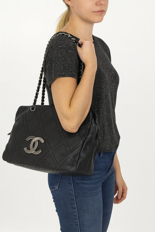 CHANEL Vintage 2007 Black Lambskin Leather CC Logo Medium Shoulder Bag